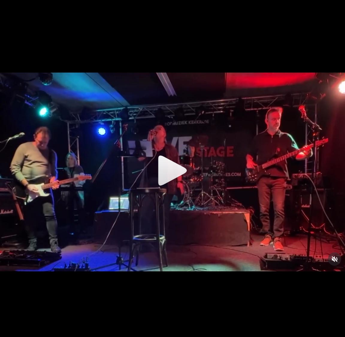 Instagram foto van Taking Cover